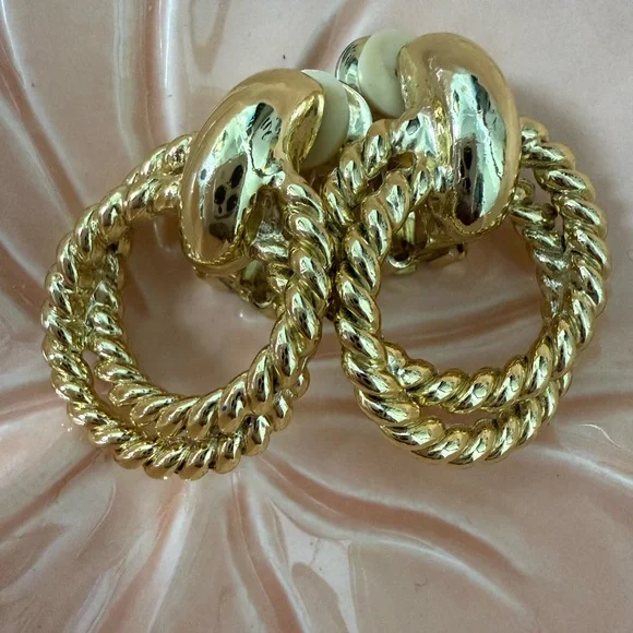 Vintage “door knocker” Earrings Gold-Tone Twisted Hoop clip-ons - Picture 9 of 9